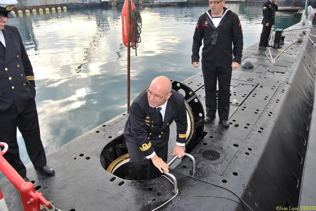 Le commandant sort du panneau