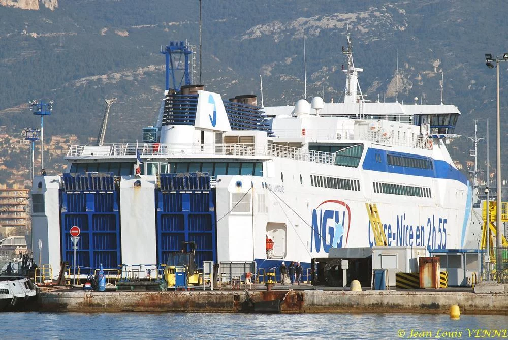 Le Liamone entre dans un bassin de DCNS à Toulon