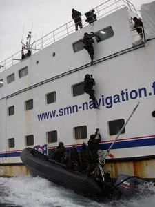 Assaut du ferry assurant la liaison Groix-Lorient