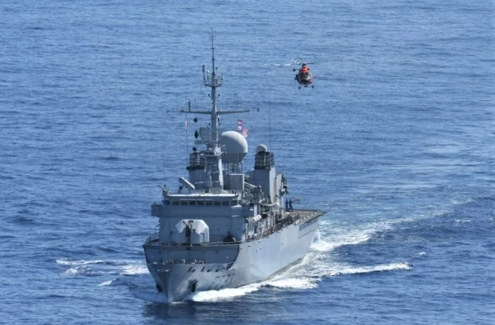 La frégate Ventôse et un hélicoptère des Gardes-Côtes américains