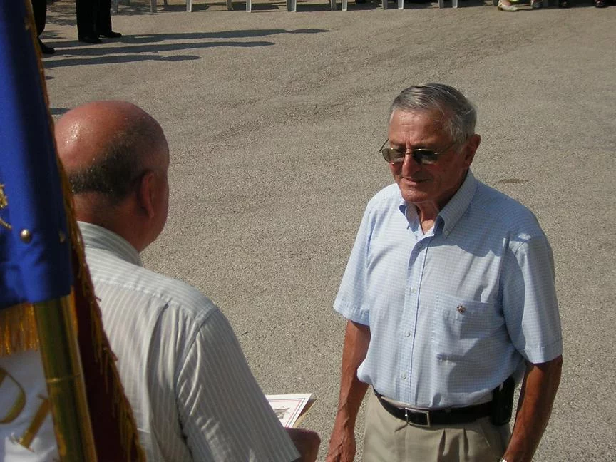 Remise de l’insigne commémoratif du cinquantenaire