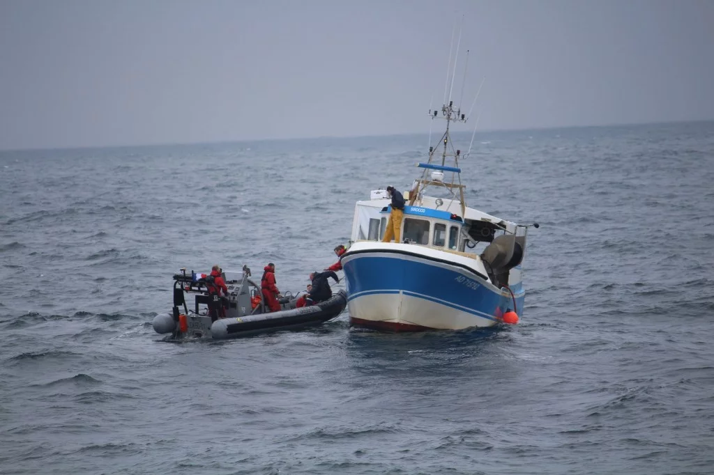 Le bateau de pêche en détresse