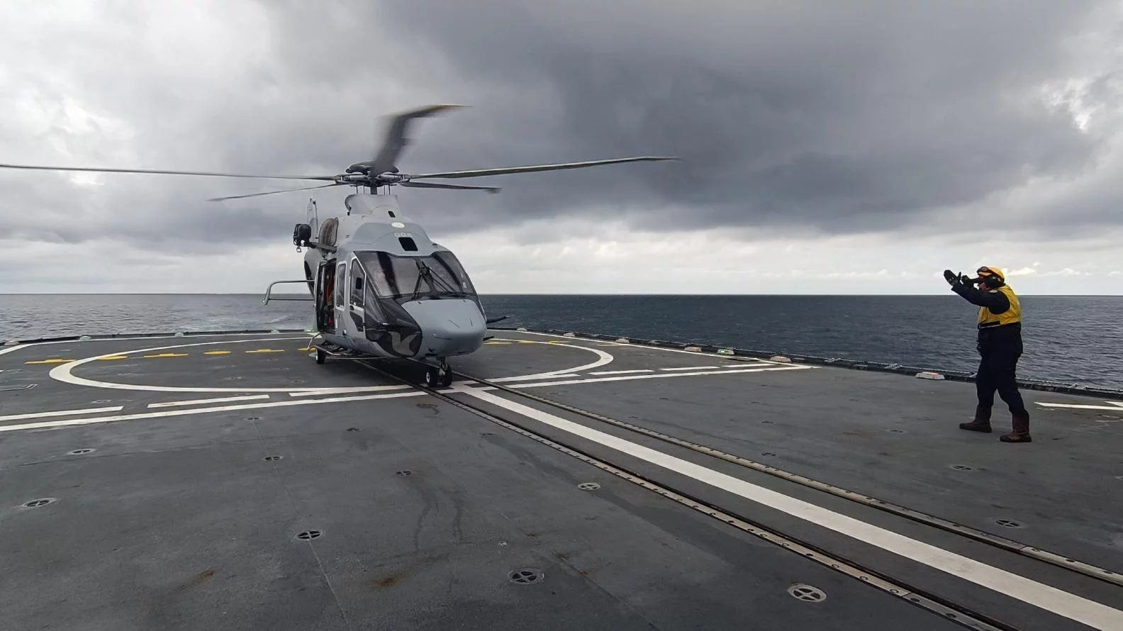 Un hélicoptère H160 sur le pont d'envol de la frégate Auvergne