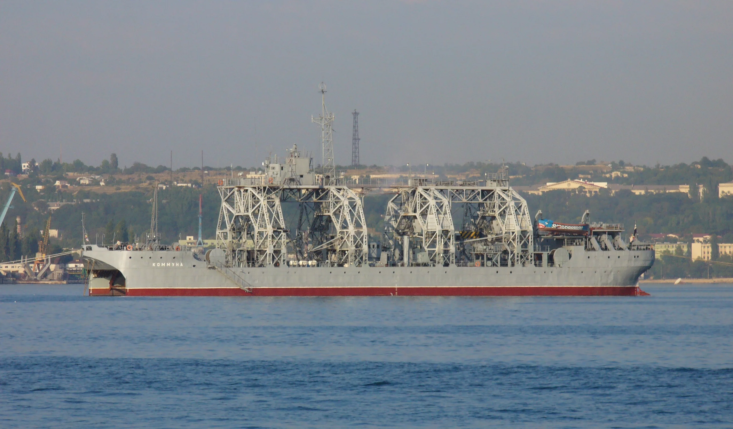 Le navire de sauvetage de sous-marin Kommouna