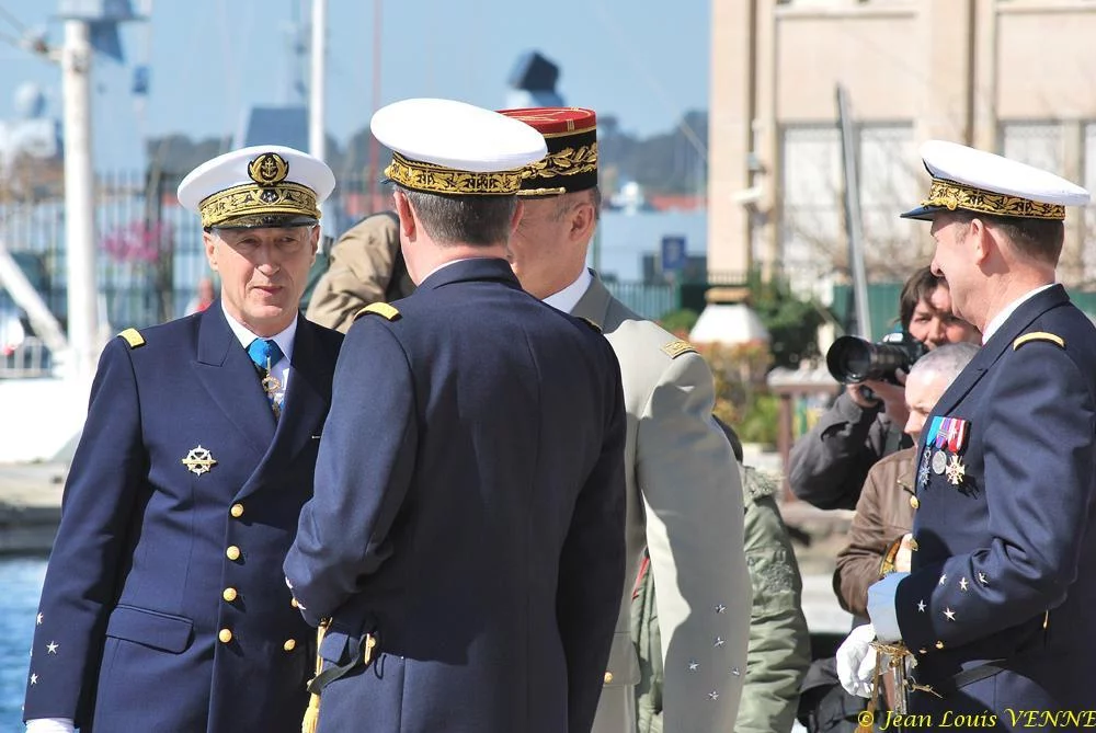 L'amiral Tandonnet salue le chef d'état-major des armées