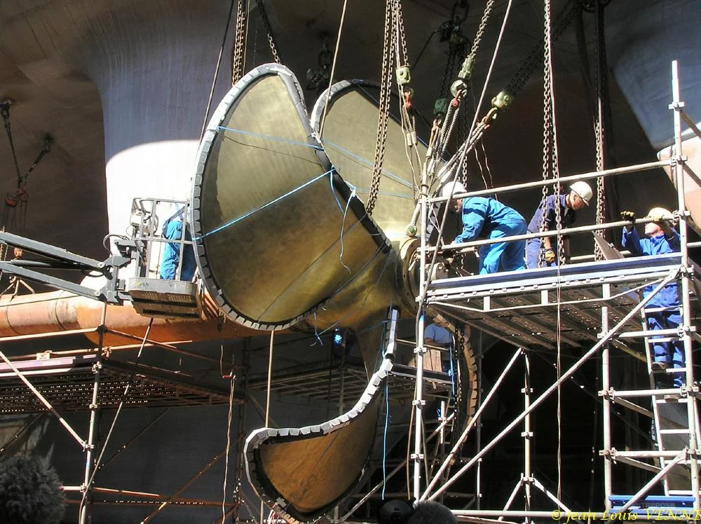 La seconde hélice du porte-avions