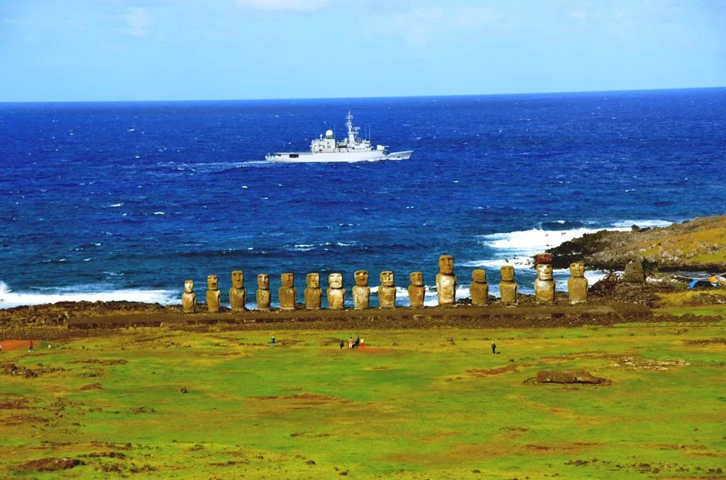 Le Prairial face aux moais, sur l'île de Rapa Nui