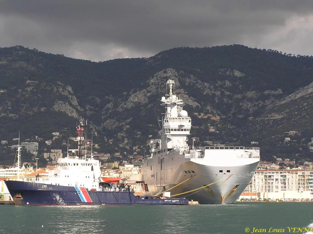 Le Tonnerre au quai d'honneur à Toulon