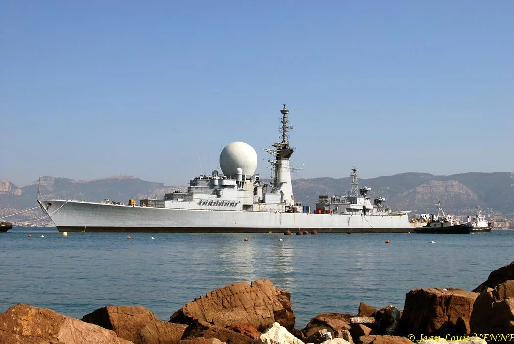 La coque de l'ex-Duquesne positionnée pour protéger le plan d'eau