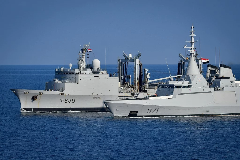 Le pétrolier-ravitailler Marne et la frégate égyptienne El Fateh