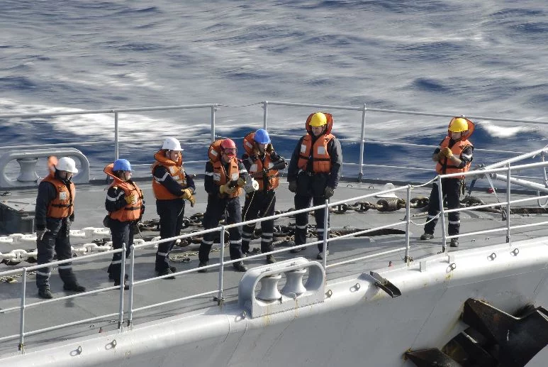 Tir au fusil lance-amarres sur le Georges Leygues