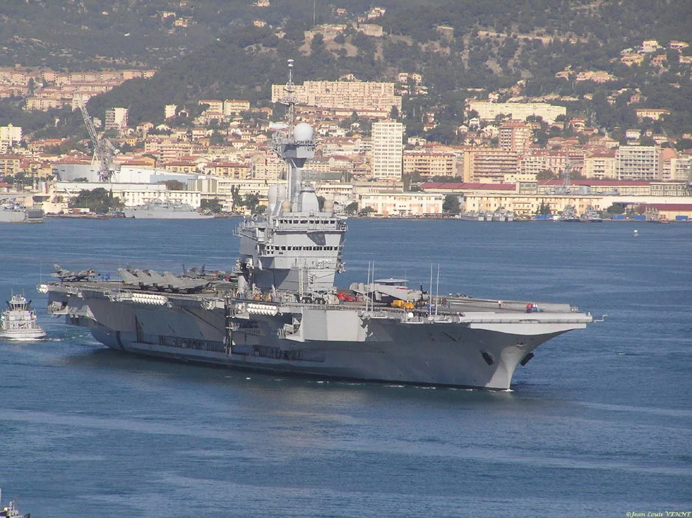 Autour du porte-avions Charles de Gaulle