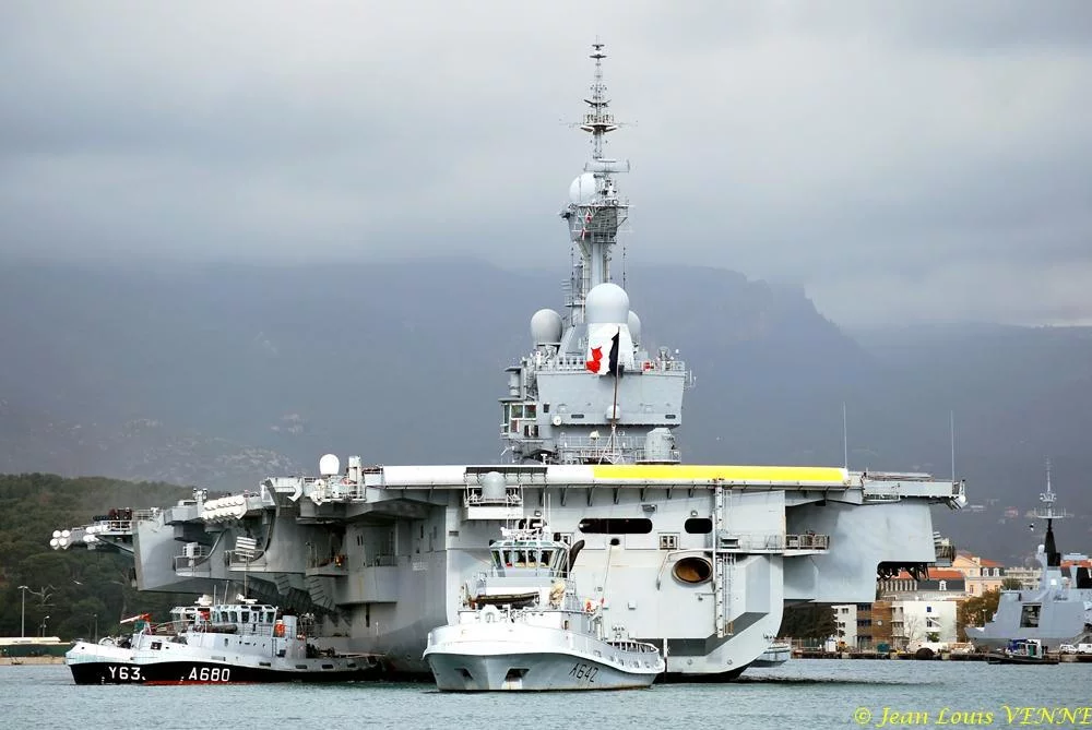 Avant l’arrivée du ministre, le Charles de Gaulle appareille