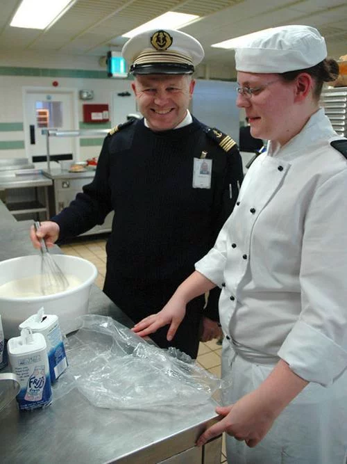 Le CV Etienne Devailly, commandant de l'école des fourriers avec un stagiaire de la Royal Navy