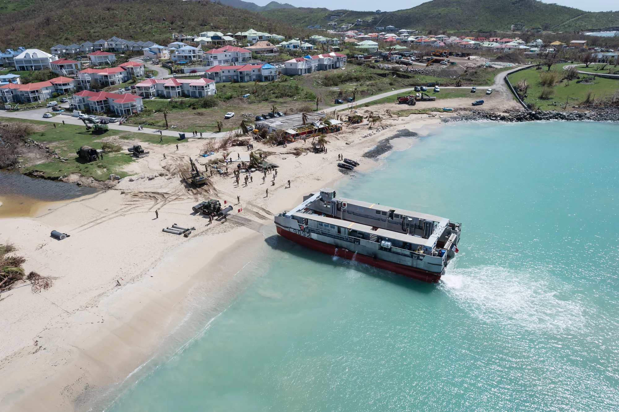 Débarquement de matériel sur les plages de St-Martin