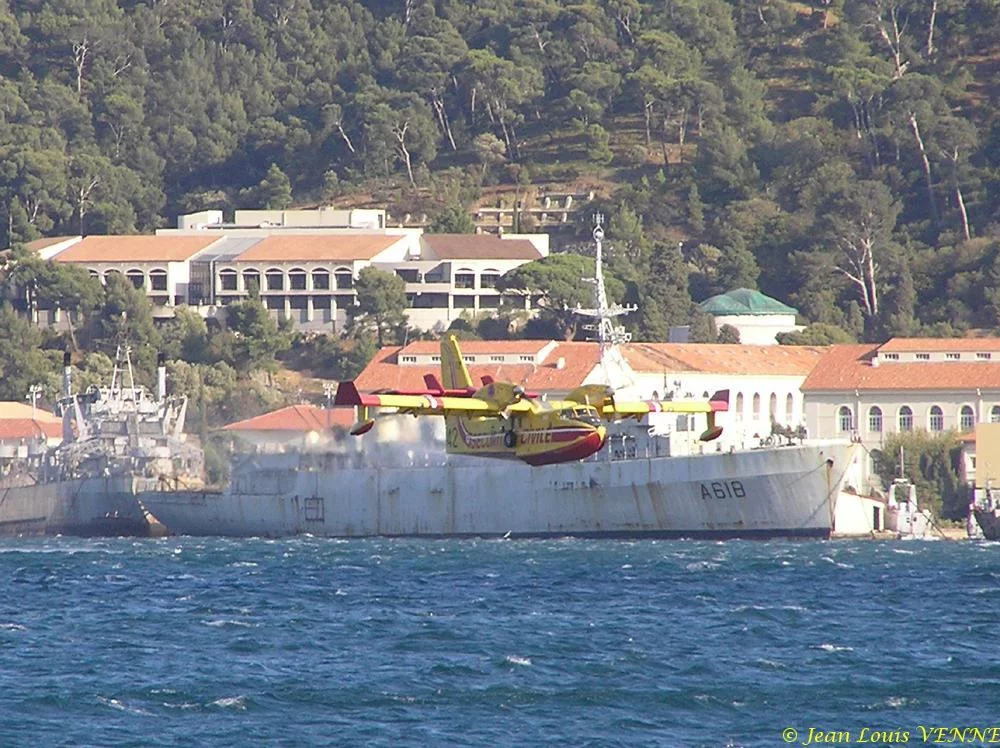 Les Canadairs interviennent au-dessus de Saint Mandrier