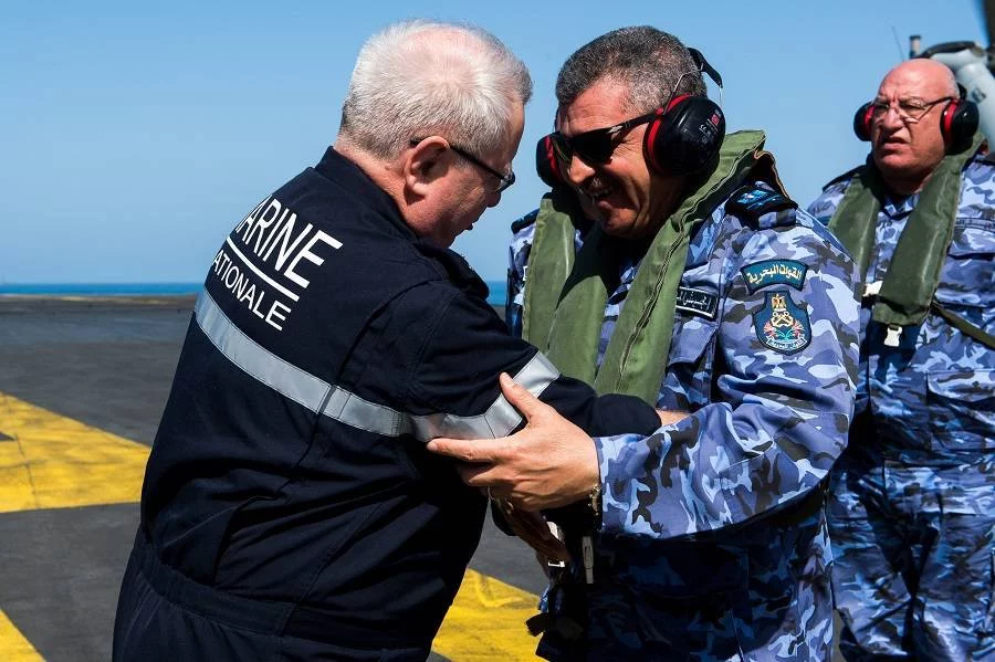 L'amiral Roget et le vice-amiral Oussama Rabie