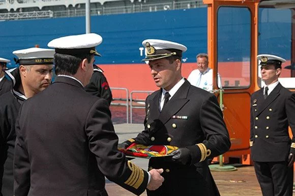 Le nouveau commandant reçoit le pavillon devant être hissé