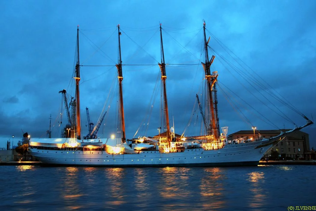 Le Sebastian de Elcano de nuit