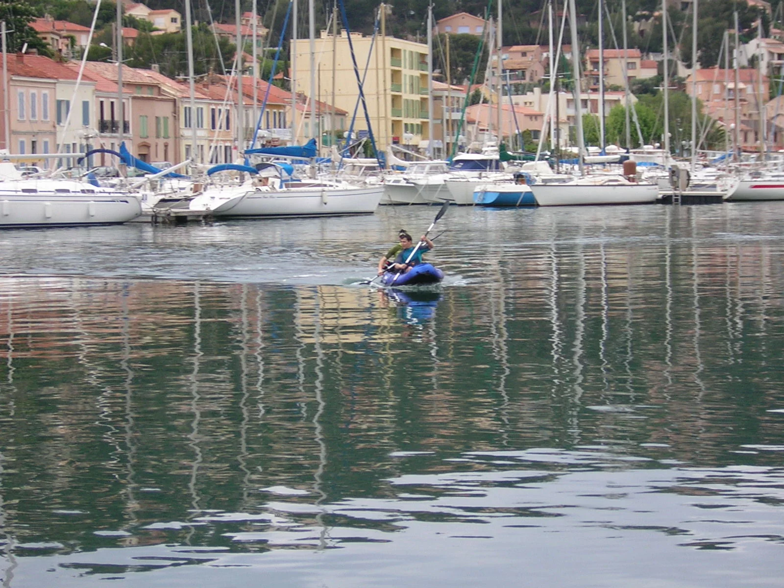 Des accompagnateurs en kayak