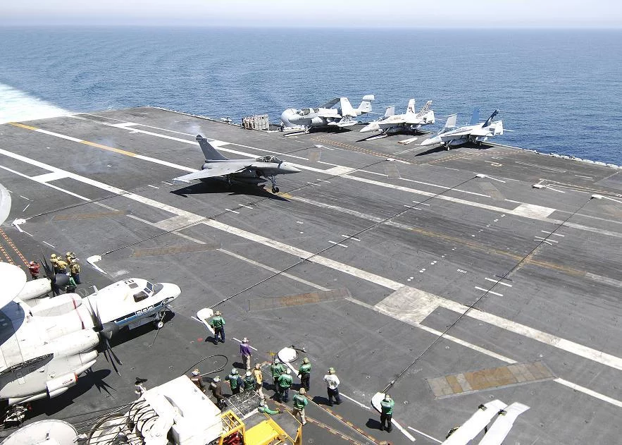Un Rafale de la marine nationale se pose sur le porte-avions américain USS Harry S. Truman