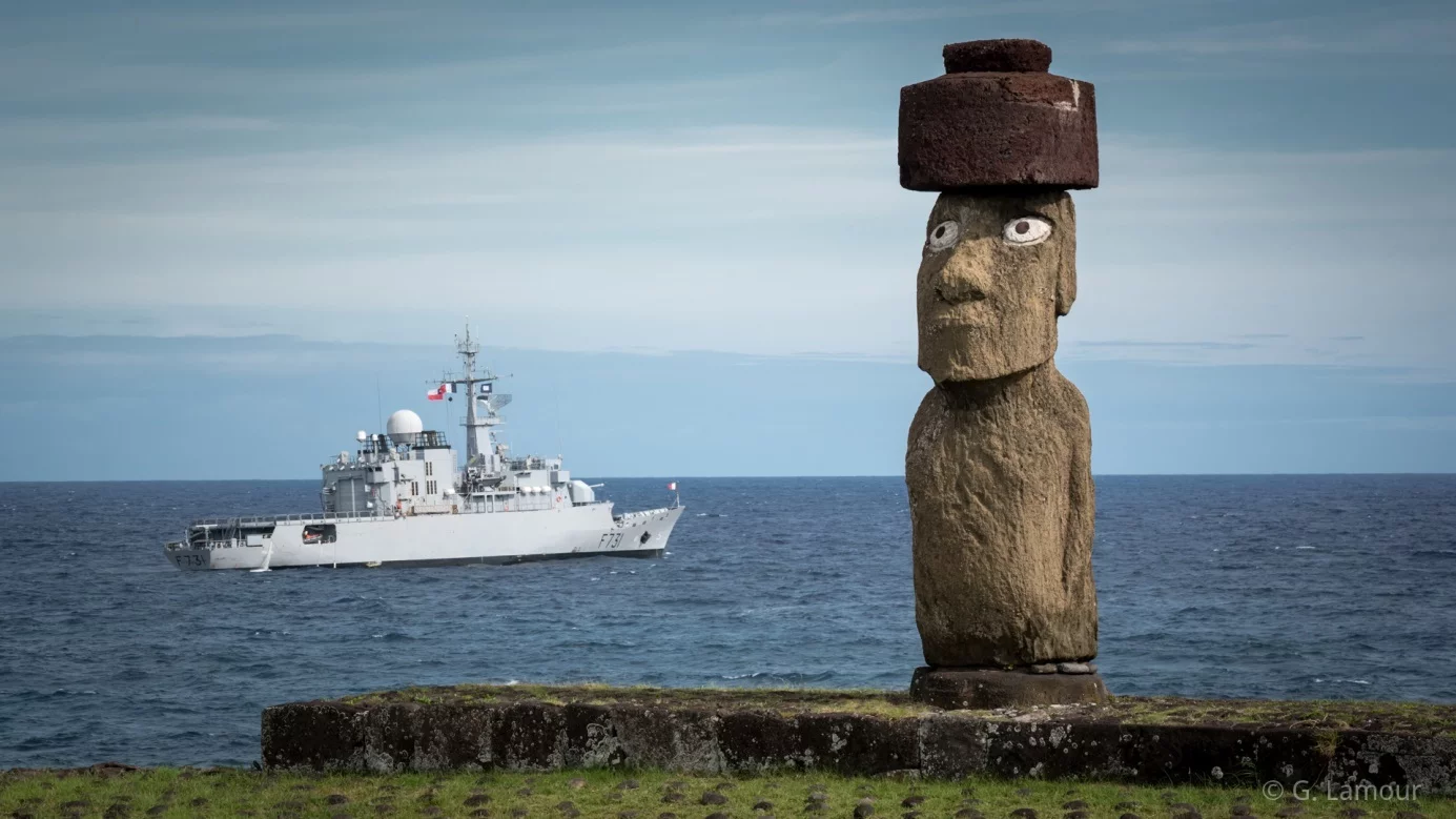 La frégate Prairial et un géant de l'île de Pâques