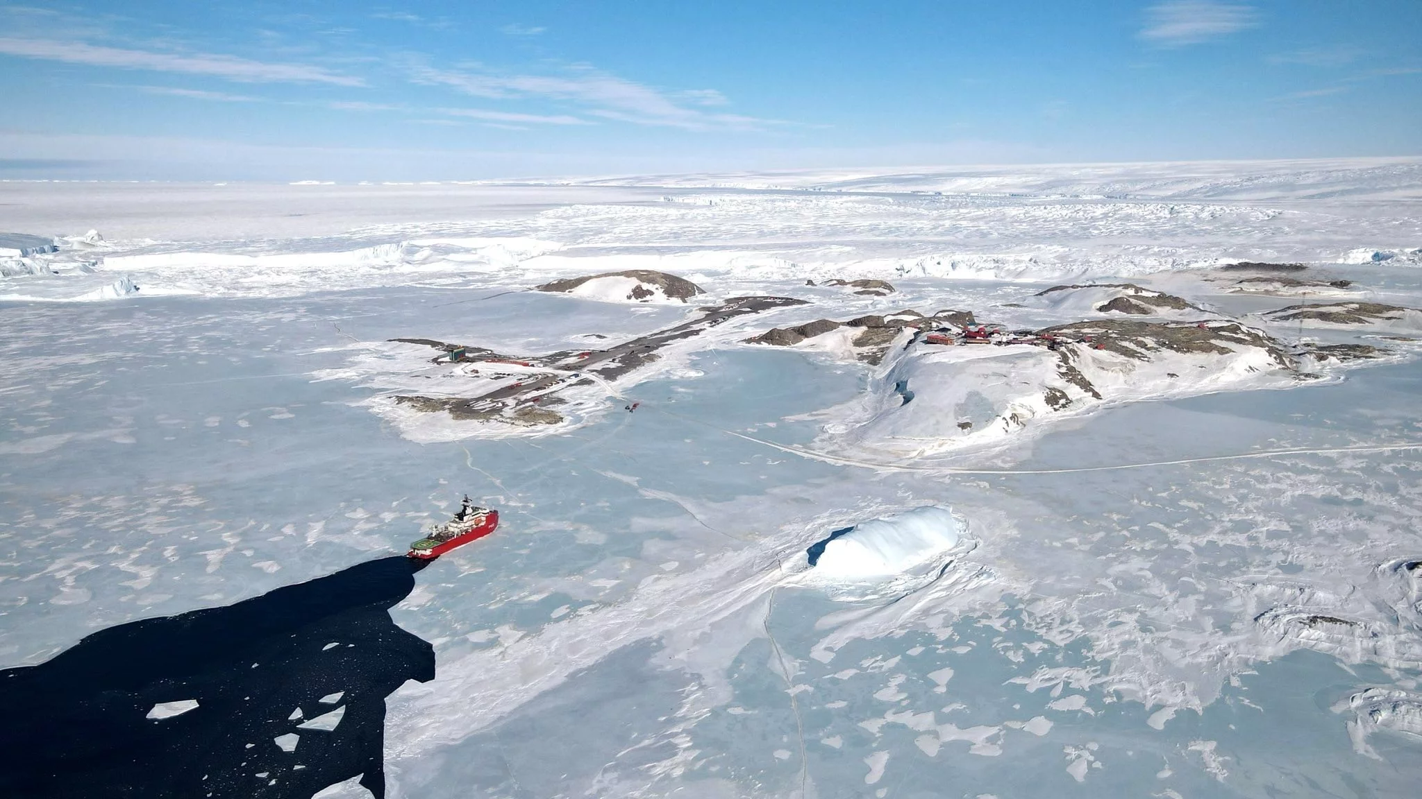 Le patrouilleur polaire L’Astrolabe s'approche de la station Dumont d'Urville