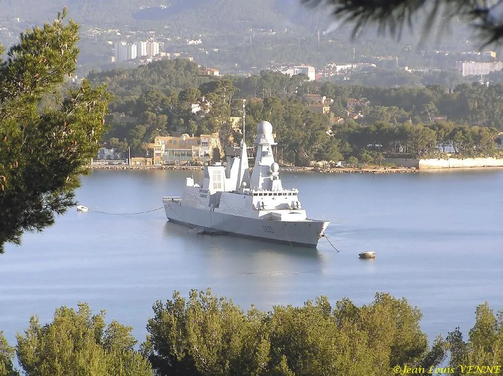 Le Forbin devant Tamaris