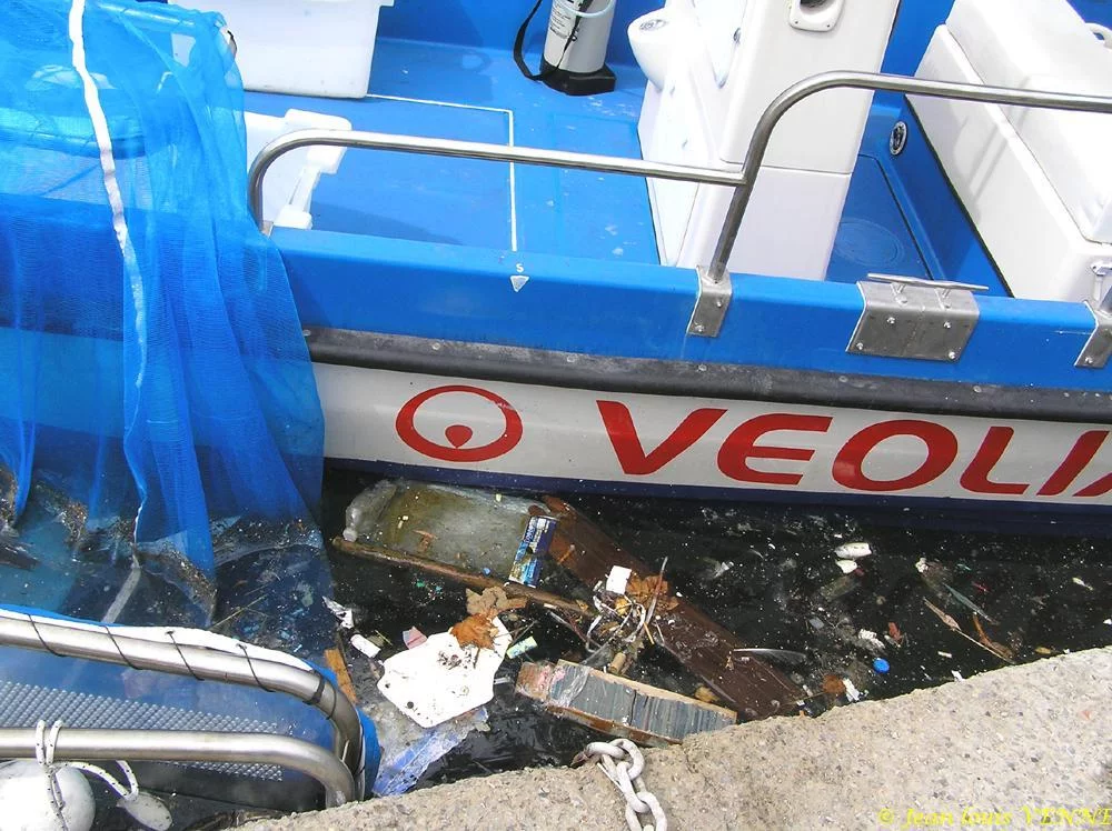 Des déchets flottants bloqué par l'Albert 2
