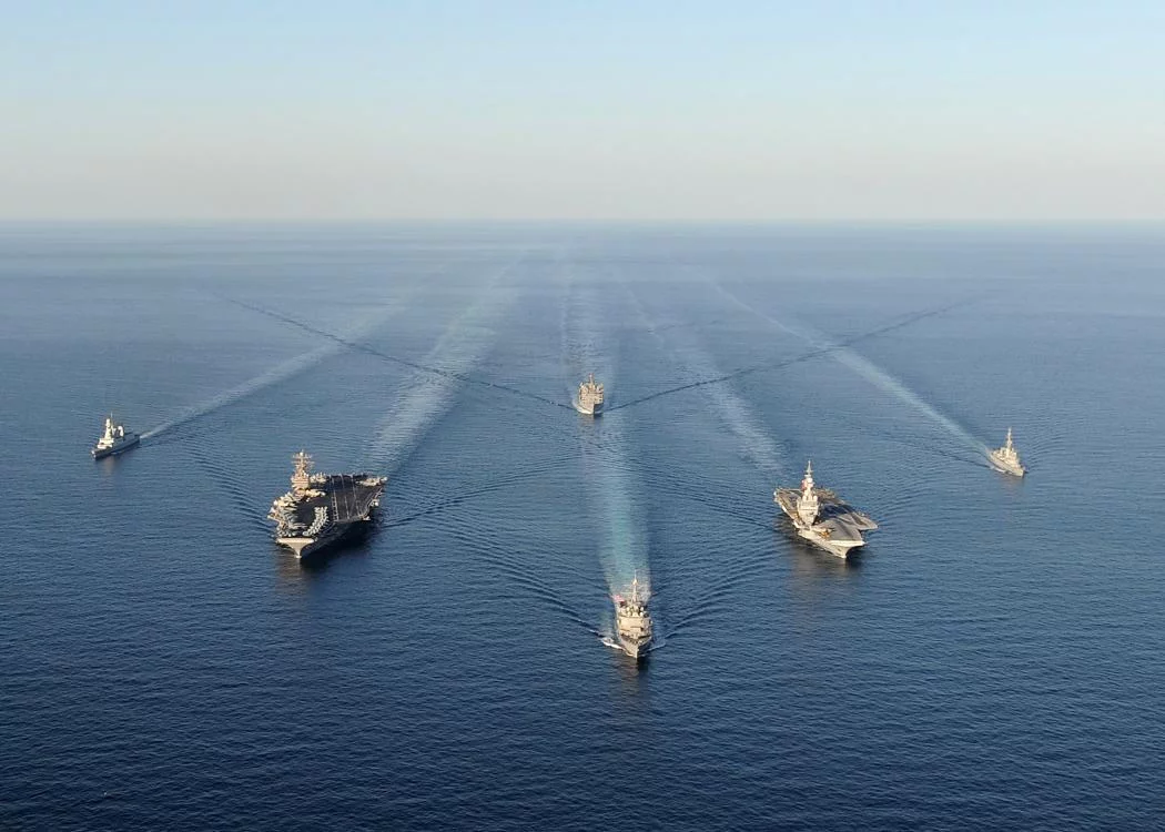 Le destroyer USS Halsey, le porte-avions USS Abraham Lincoln, le porte-avions Charles De Gaulle, les frégates Forbin et Tourville et le ravitailleur USNS Rainier