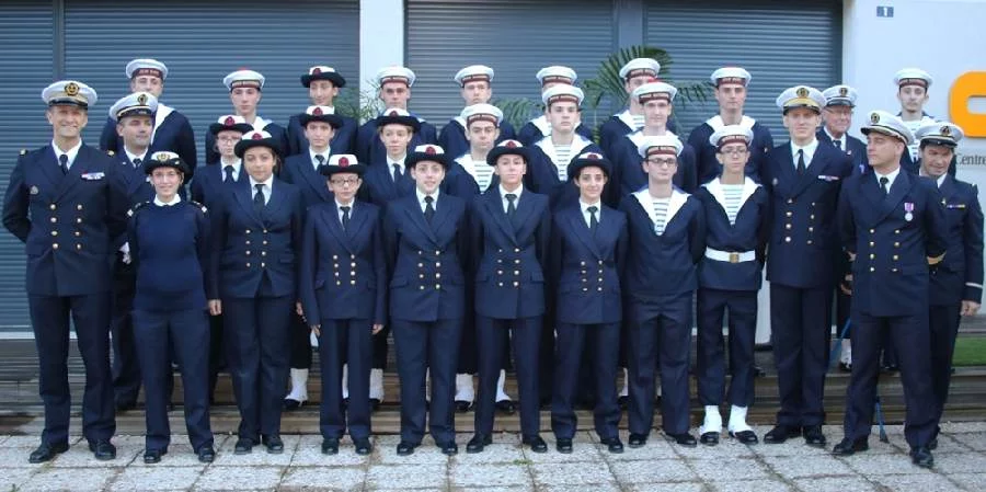 Les stagiaires de la Préparation Militaire Marine de Vienne et la délégation du Jean Bart