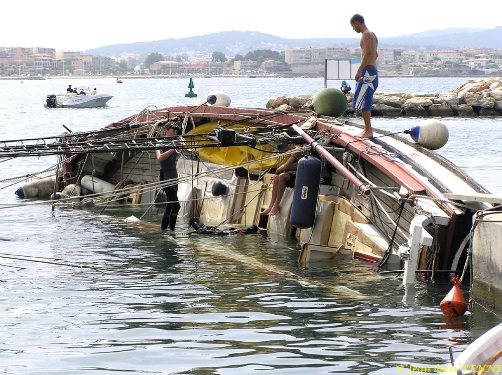 Le voilier Ann Christine sombre dans le port de Sanary