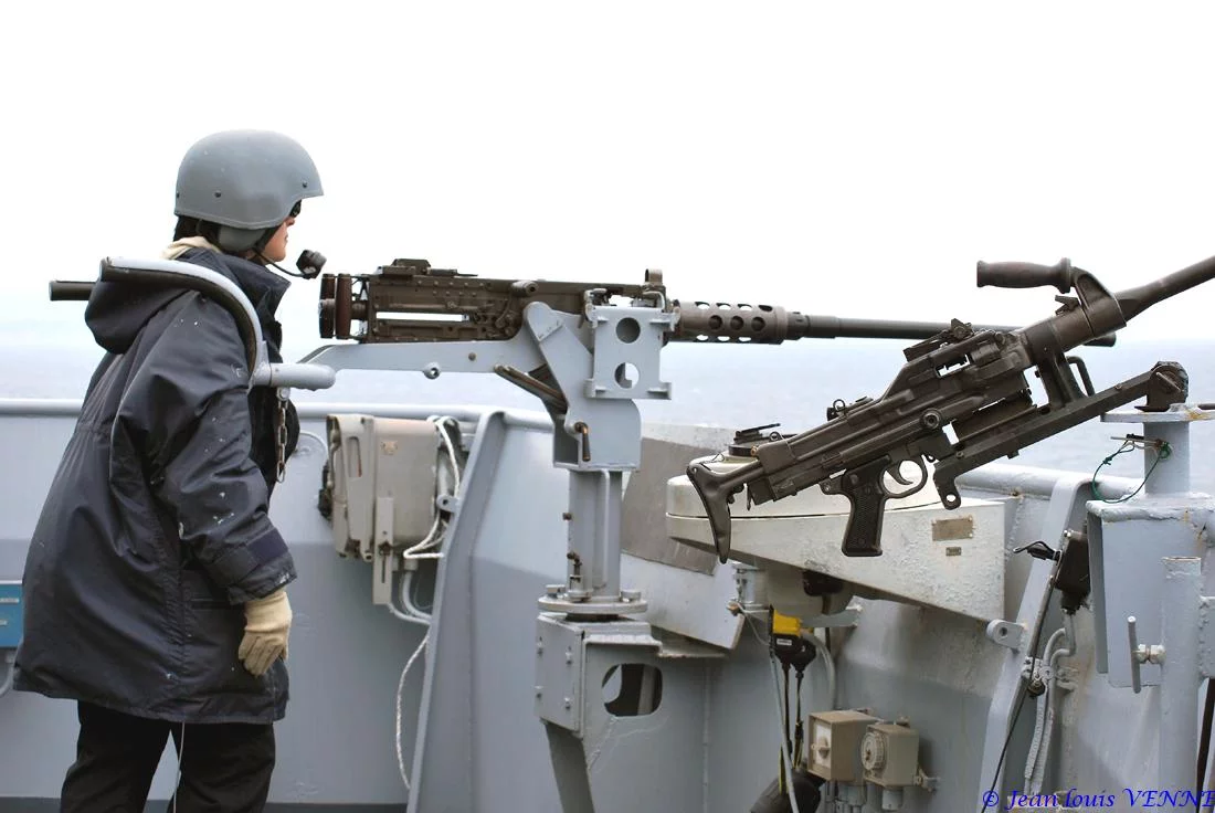 Le servant de la mitrailleuse 12,7 mm