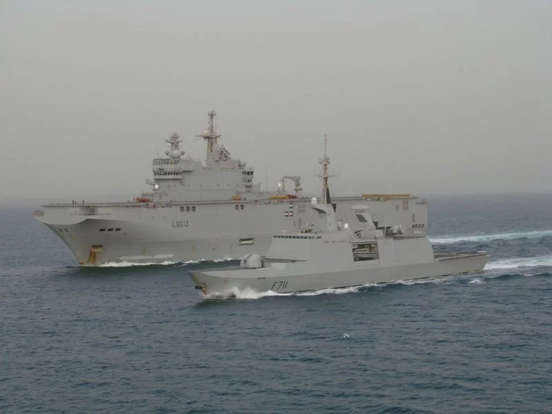 Le Mistral escorté par le Surcouf