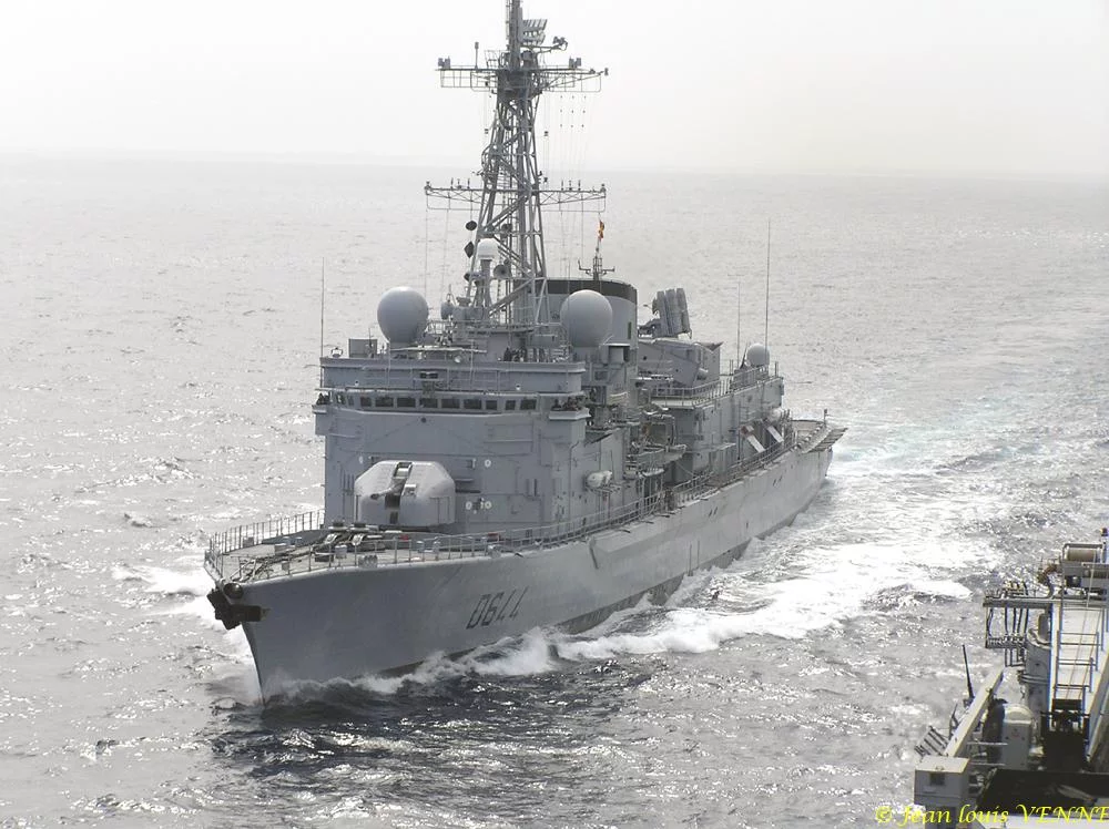 La frégate Primauguet se présente pour un ravitaillement à la mer