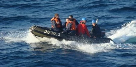 L’EV1 Faehn, les SM Lefranc et Collard, électriciens, sont acheminés sur le Blue Max. 