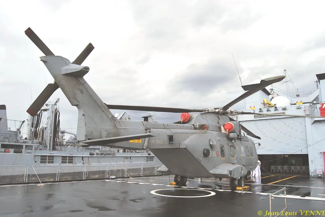 Un hélicoptère EH-101