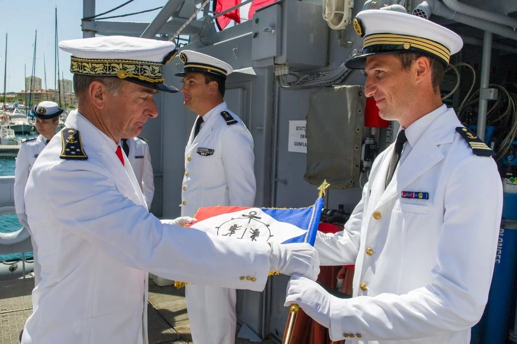 Le vice-amiral d’escadre Coindreau remet le fanion au commandant de l'Achéron