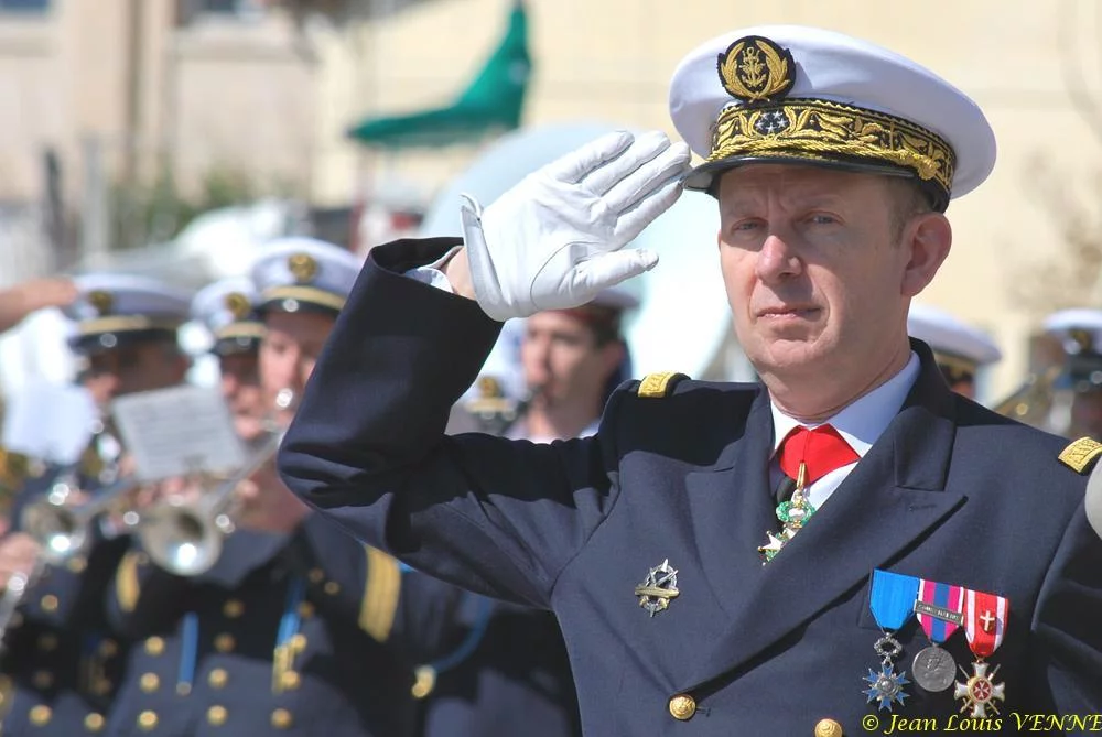 Le chef d'état-major de la marine salue le drapeau