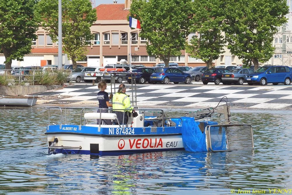 L'Albert 2, bateau écrémeur de déchets de surface