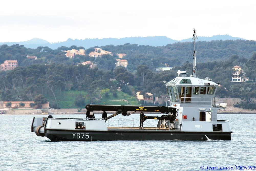 Un des pontons-grue du port de Toulon