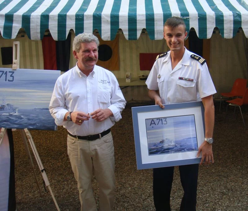 Le peintre Pierre-Arnaud Lebonnois remet au lieutenant de vaisseau Dumas, le commandant du patrouilleur Aramis, une gravure représentant son bâtiment