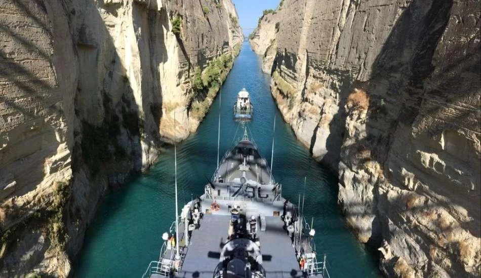 L’aviso Commandant Birot franchit le canal de Corinthe