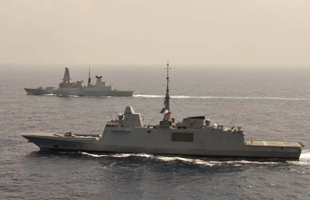 La frégate Provence et le HMS Defender