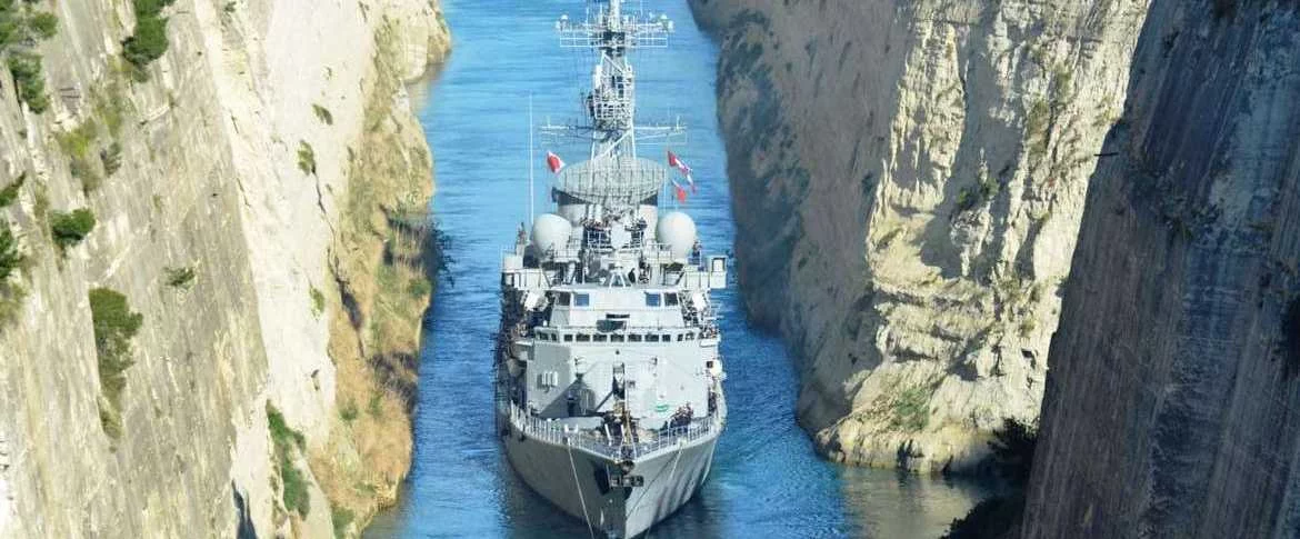 Le Dupleix passe le canal de Corinthe