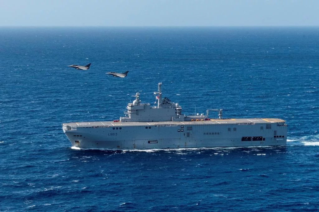 Le Mistral survolé par des Rafale de l'armée de l'air