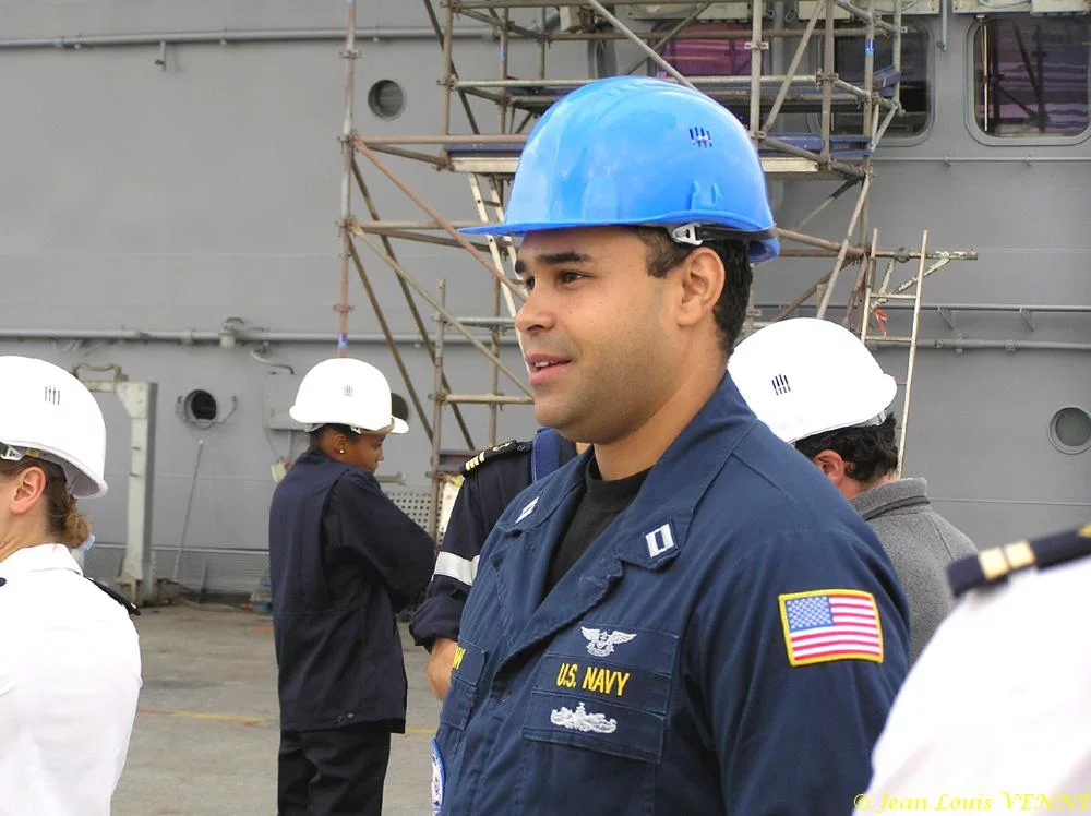 Un officier de l'US Navy affecté sur le Charles de Gaulle