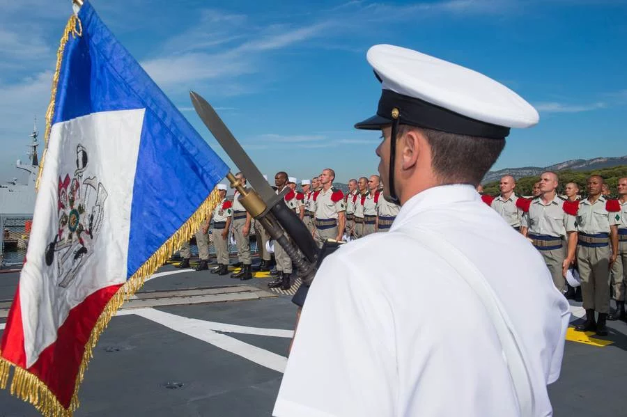 Remise de képis blancs à bord de la frégate Surcouf