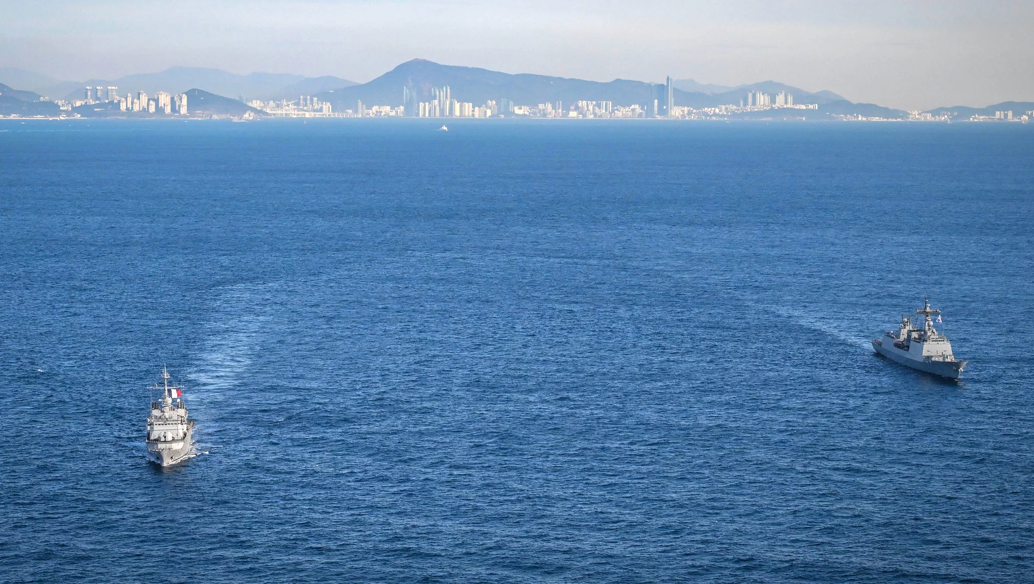 La frégate Prairial et le destroyer sud-coréen ROKS Choi Young