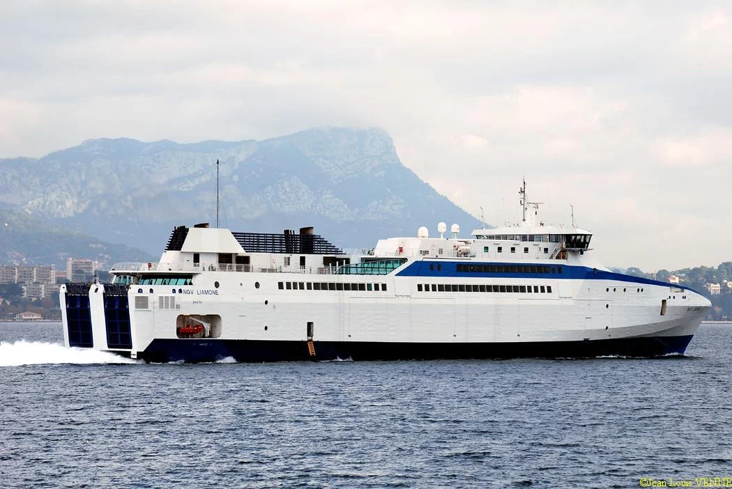 Le Liamone sort de la base navale de Toulon pour des essais
